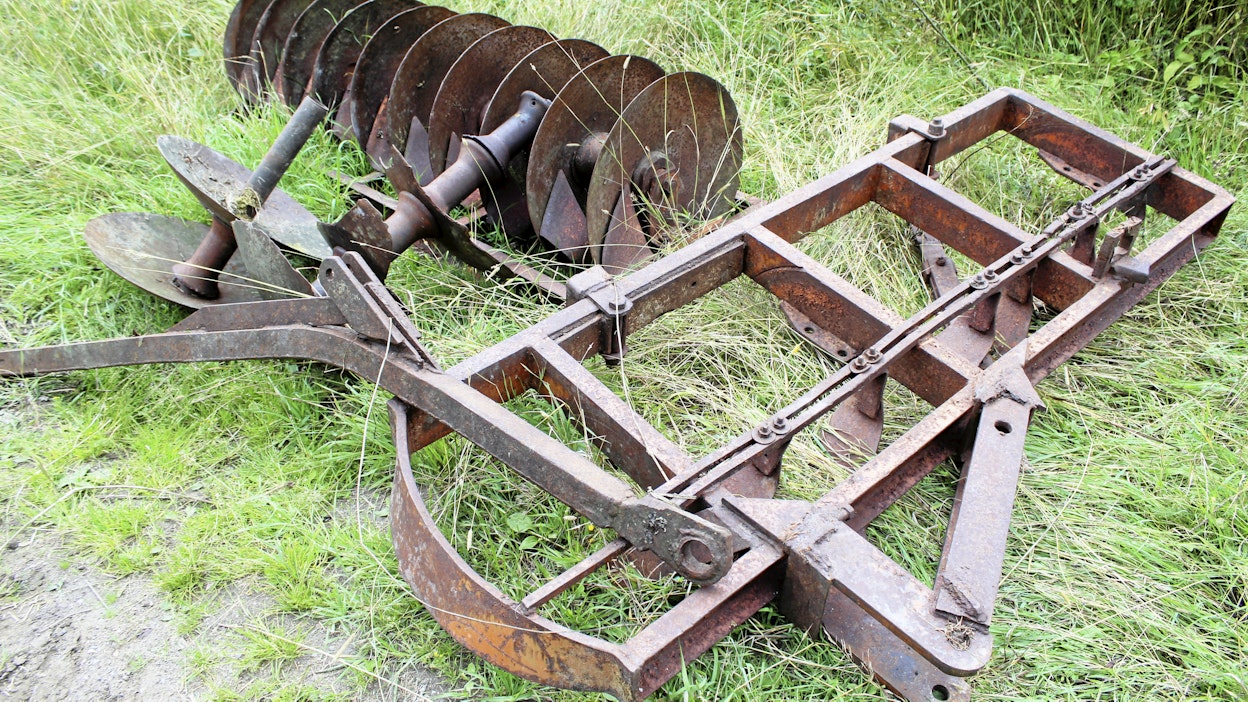 Tämä rautakasa tuli jokunen vuosi sitten lahjoituksena saatesanoilla "Pane romukuormaan tai entisöi, sinulla kun riittää sen sortin hulluutta". Lautasäkeen luovuttajallakin oli ollut joskus kunnostusaikeita, mitä varten oli hankittu kuusi uutta lautasta ja uudet laakerit, mutta 90-luvun raivauskieltojen myötä äes oli saanut jäädä ruostumaan.
