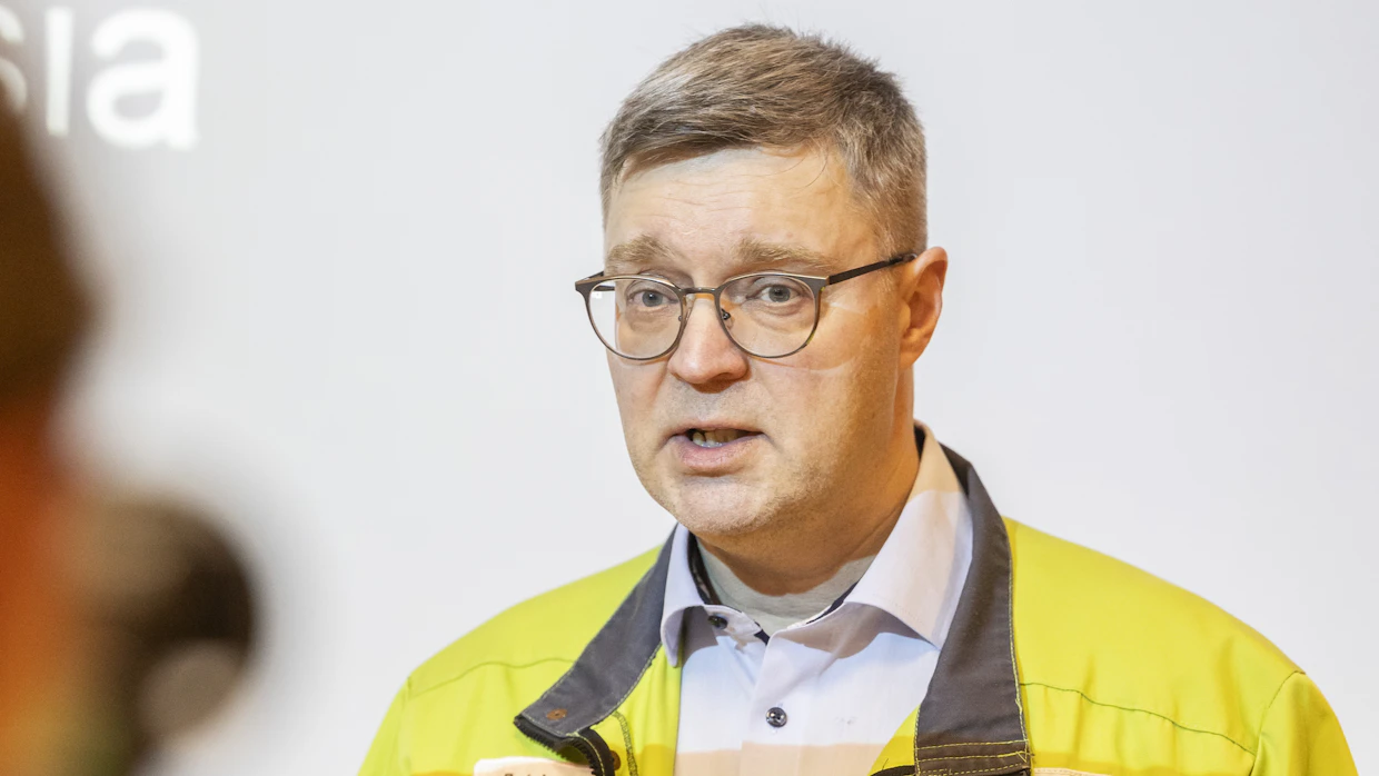 Tehtaanjohtaja Petri Huiko sanoo, että Kyron tehtaalla lisätään oman työn osuutta kunnossapidossa.