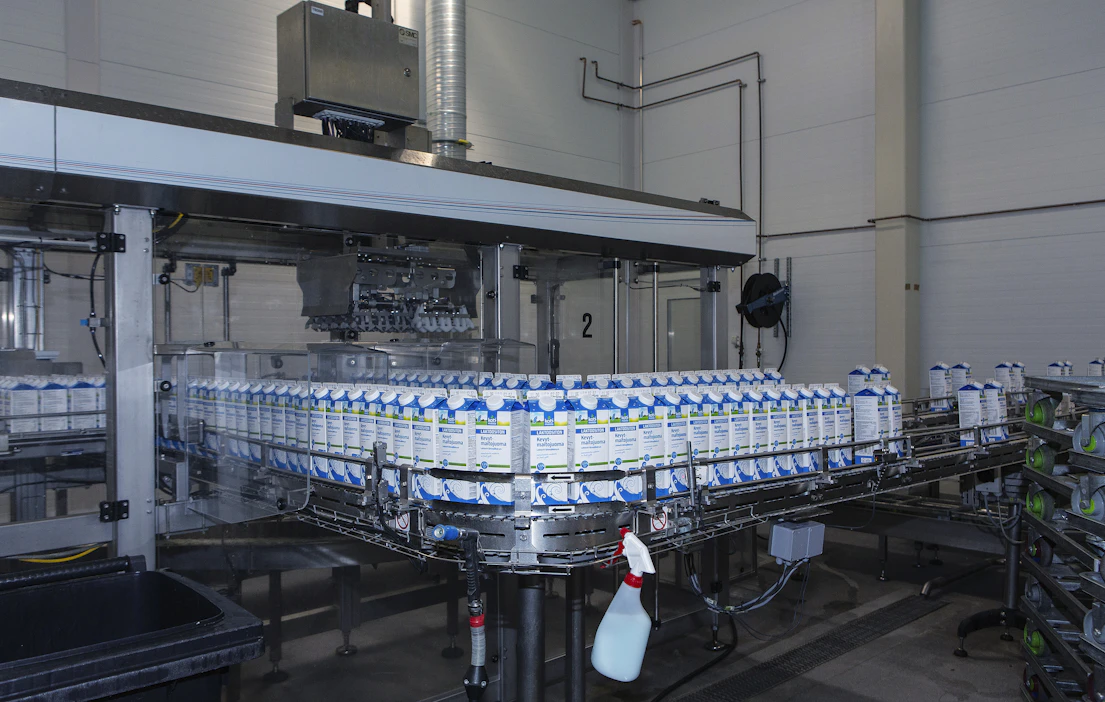 Arkistokuvassa Korian meijerillä Kaslinkin aikaan vuonna 2019 pakattua private label -maitoa.