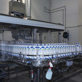 Arkistokuvassa Korian meijerillä Kaslinkin aikaan vuonna 2019 pakattua private label -maitoa. 