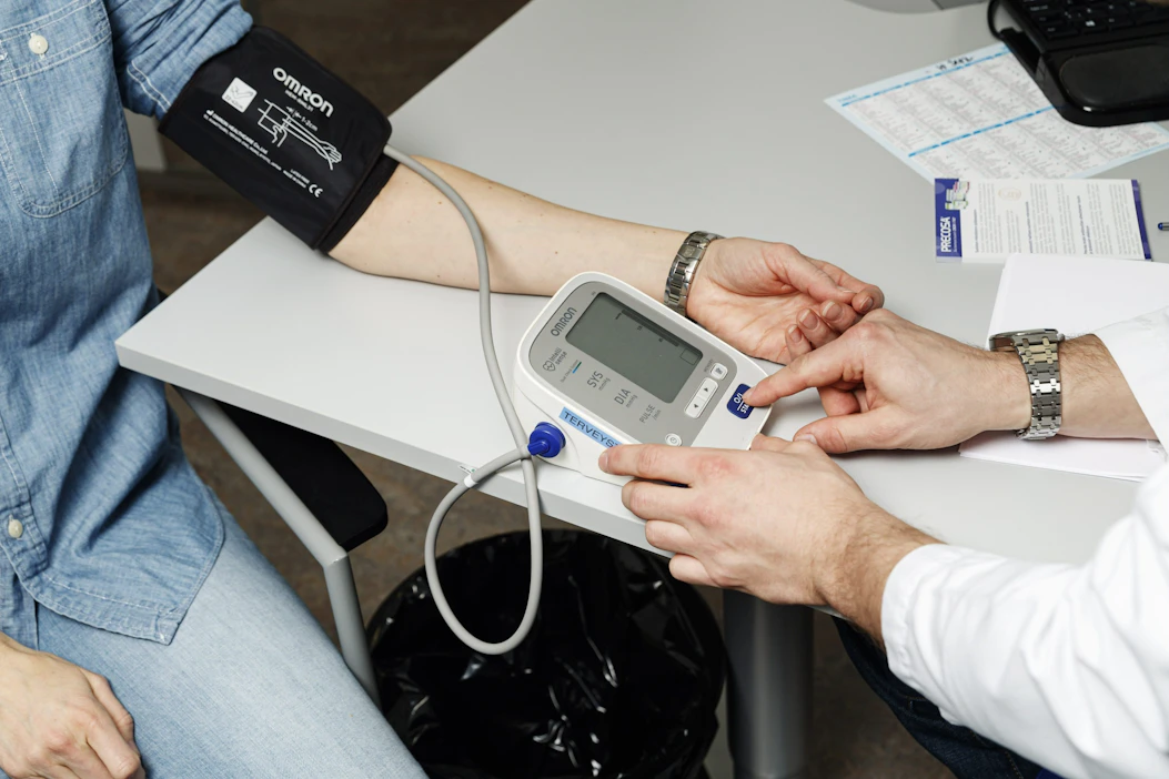 Raportin mukaan työterveyshuollon piirissä olevat ja muut yksityisiä terveyspalveluja käyttävät pääsevät hoitoon nopeammin kuin esimerkiksi pienituloiset ja työttömät. LEHTIKUVA / RONI REKOMAA.