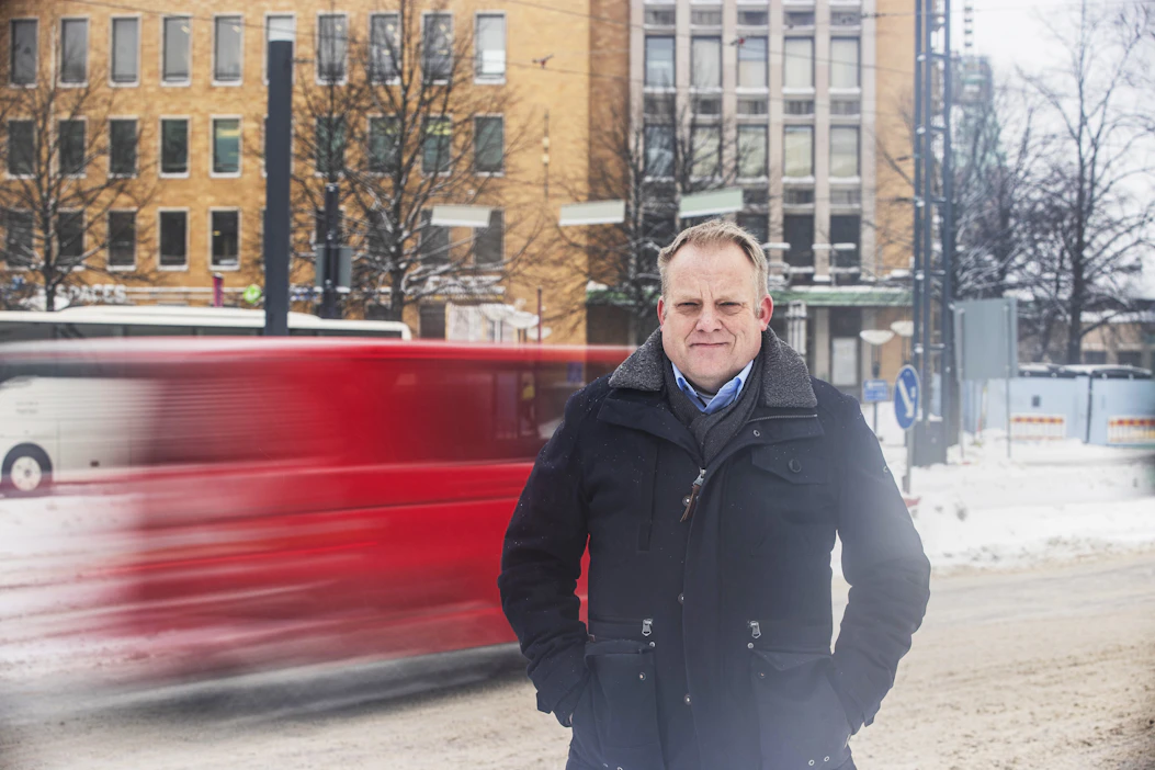 Suomen Tieyhdistyksen toimitusjohtaja Simo Takalammi taistelee sen puolesta, että tiestöä hoidettaisiin myös kasvukeskusten ja pääväylien ulkopuolella.