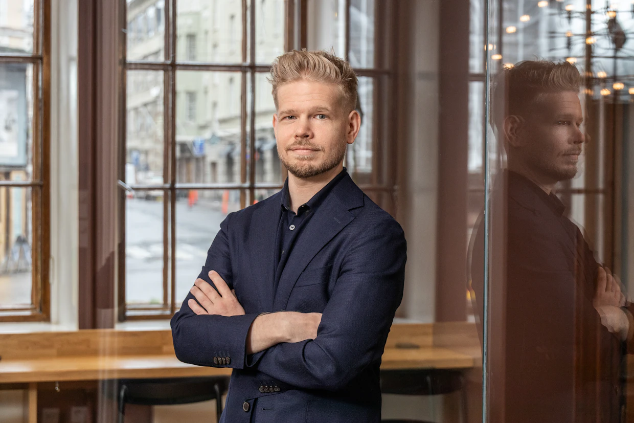 Viestintäyrittäjänä pitkään toiminut Joel Häkämies on Elinkeinoelämän keskusliiton toimitusjohtajan Jyri Häkämiehen poika.