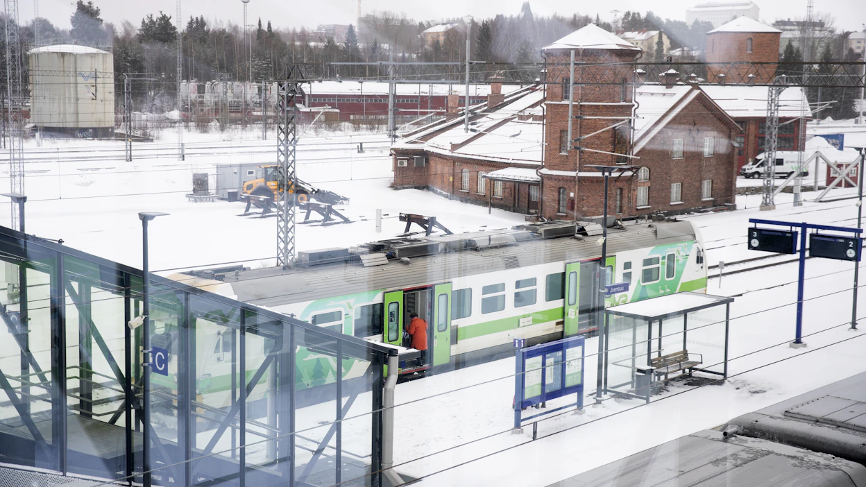 Esimerkiksi kuntayhtymä voisi ostaa raideliikenteen palveluita, jos lausuntokierroksella oleva lakimuutos menee sellaisenaan läpi. Kuvassa kiskobussi Joensuun rautatieasemalla.