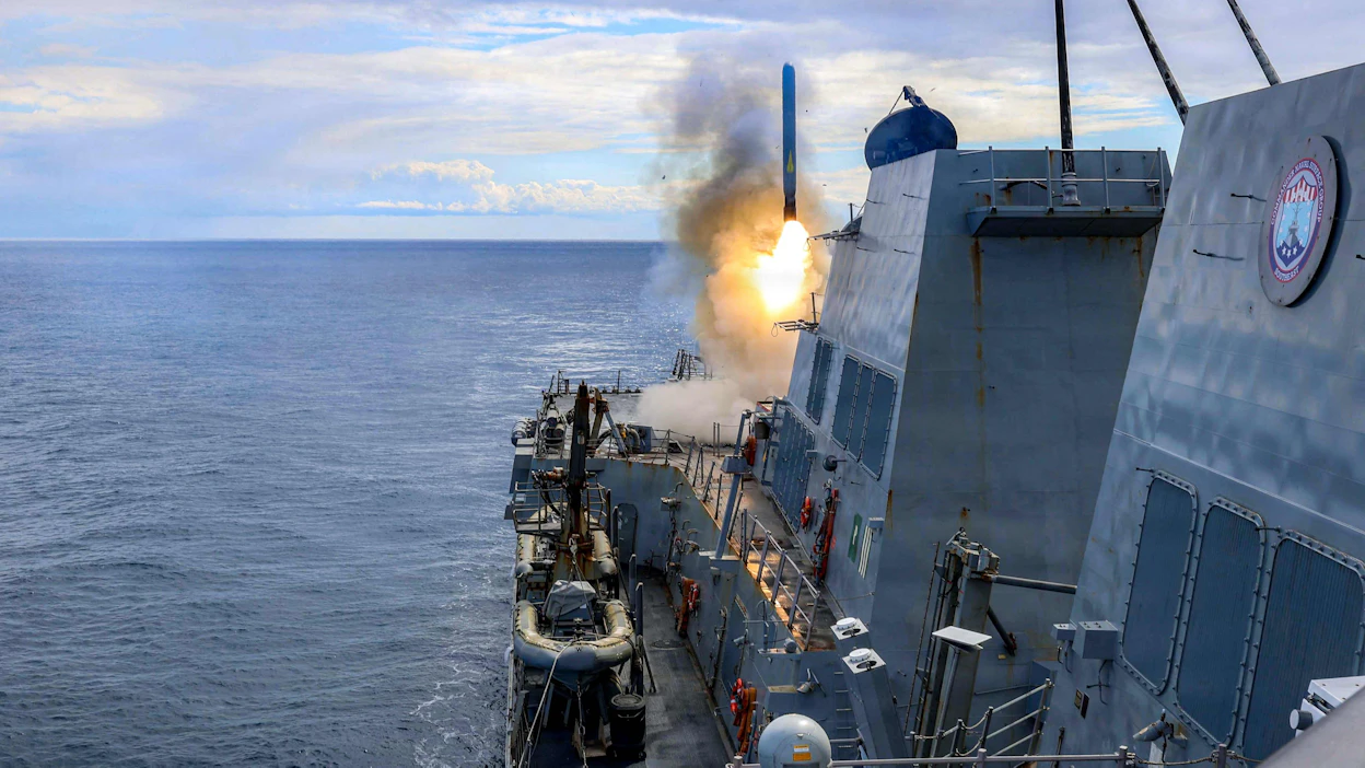 Yhdysvallat ja Israel aloittivat iskut Iraniin lauantaina. Yhdysvaltain laivaston kuvassa näkyy, kuinka USS Thomas Hudner -alukselta laukaistiin sunnuntaina ohjus.