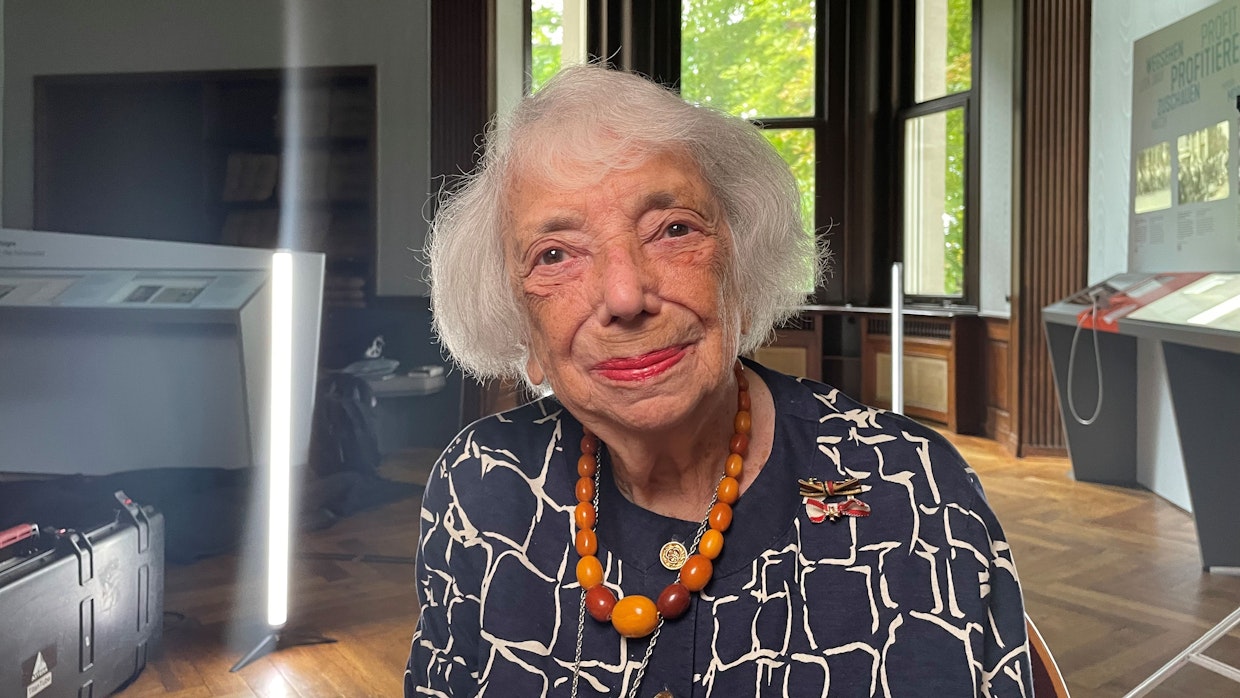 Margot Friedländer selvisi hengissä juutalaisten joukkomurhasta, mutta hänen äitinsä ja veljensä kuolivat keskitysleirillä.
