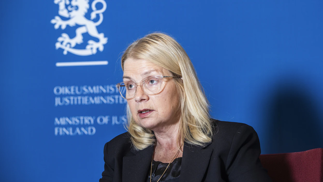 ”Jonkinlainen prosentuaalinen korotus on tulossa”, Leena Meri sanoo. Hän olettaa, että se koskee kaikkea lunastamista.