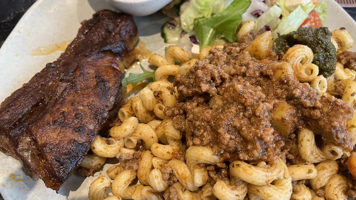 Pehmeäksi haudutettu lammas tarjoiltiin makaronin kanssa, kun spagetti oli loppu. Annoksen saa myös riisillä.