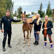 Varsa lähtee uuteen kotiin. Aki Parviainen, Riina Keskinen ja Merja Ahonen myhäilevät Riksun Älvan kanssa.