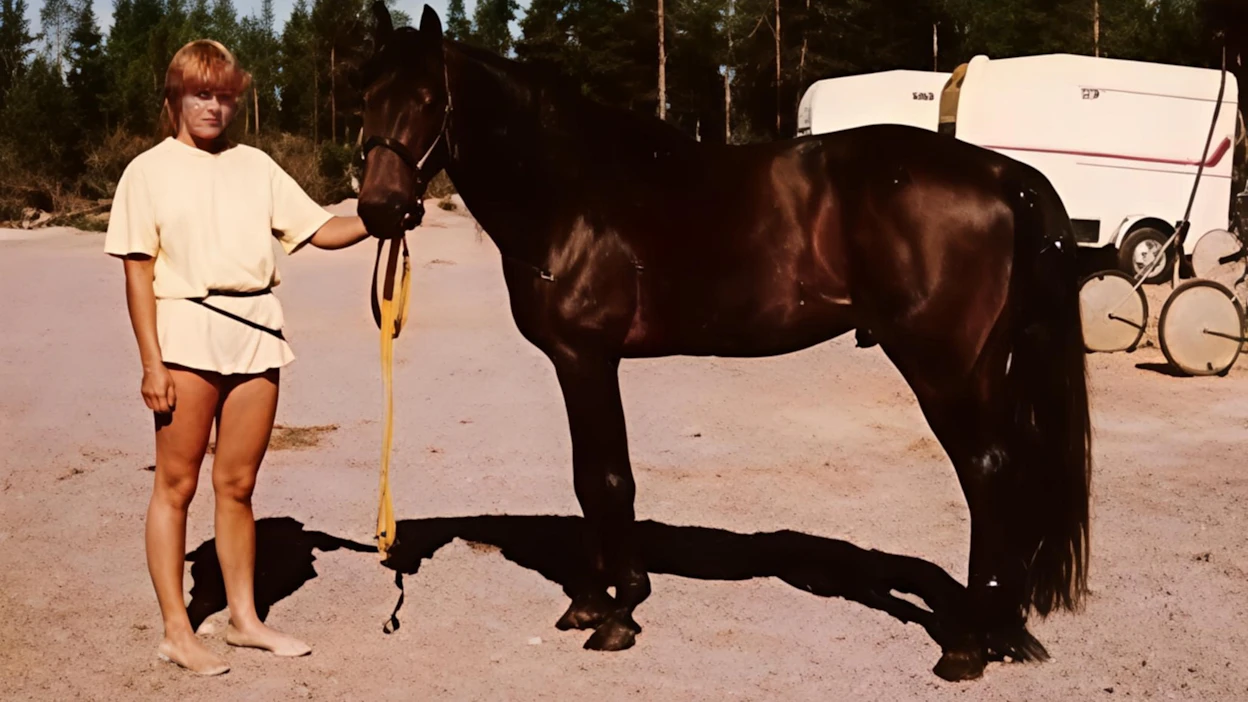 Muistot nuoruudesta talleilla yhdistävät. Suositun ryhmän ylläpitäjä Susanna Koivuranta ja Cirowinger N silloin joskus.