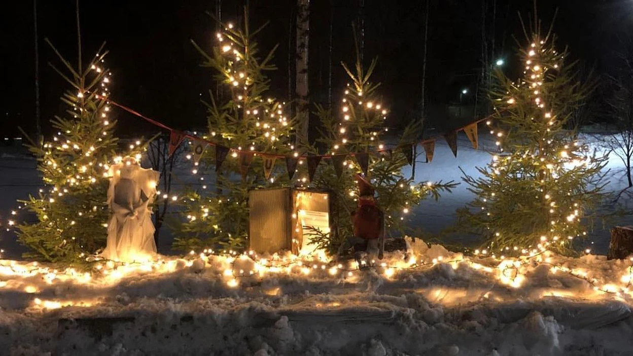 Rautalammilla jouluista tunnelmaa luo tänäkin vuonna kylän yhteinen joulukalenteri, jollaisia on eri puolilla maata.