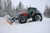Arctic Machinen FMD 3000 -vinoetuaura kääntyy molempiin suuntiin, mikä helpottaa risteysten aurausta. Alaterä nousee sen verran ylös, että kanttikivet eivät lähde traktorin matkaan.