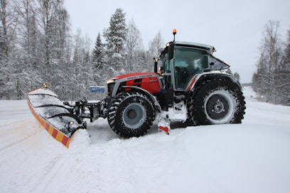 Traktori on usein peruskoneena lumiurakoinnissa.