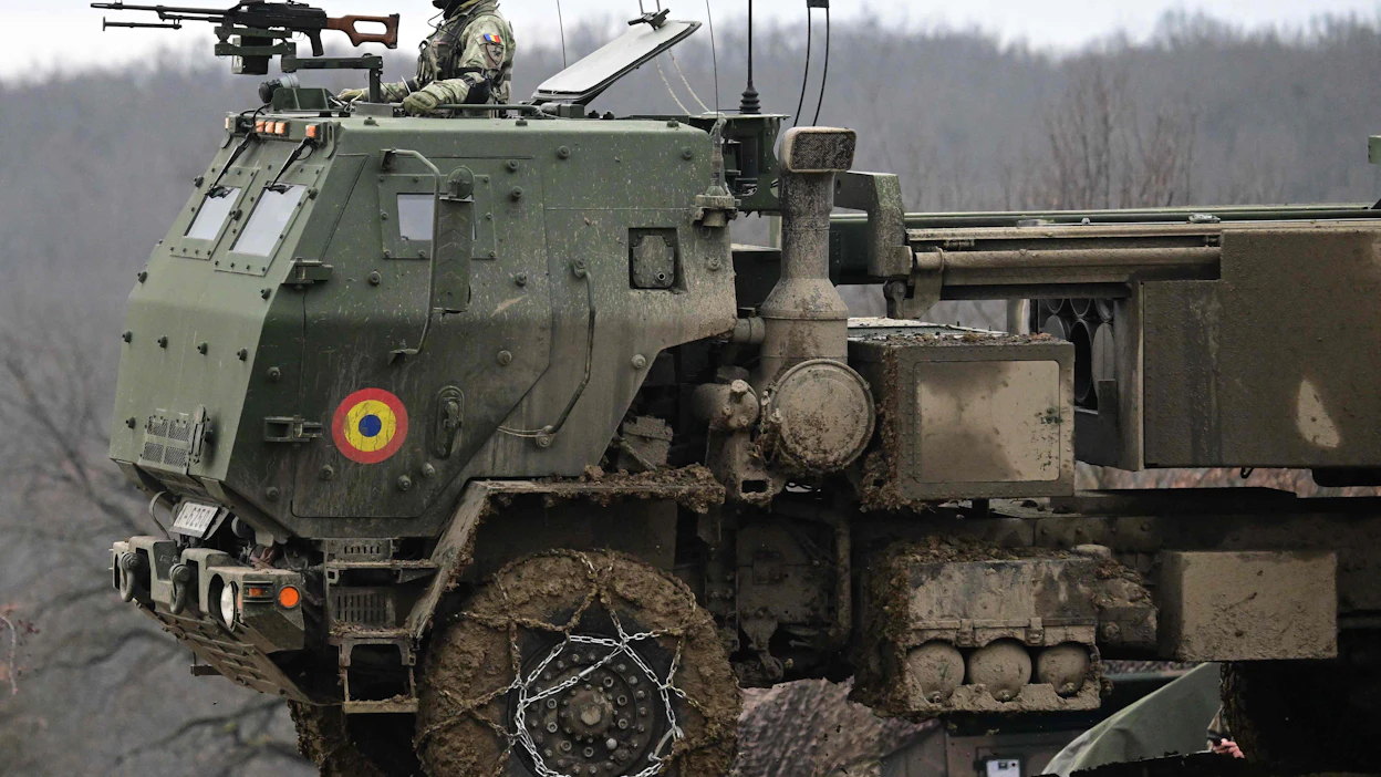 Puolustusministeri Hanno Pevkur sanoi, että Viroa huolestuttaa yhdysvaltalaisten Himars-raketinheittimien ammusten sekä Javelin-panssarintorjuntaohjusten toimitusten keskeytyminen. Kuvassa Himars-järjestelmä Romaniassa helmikuussa.