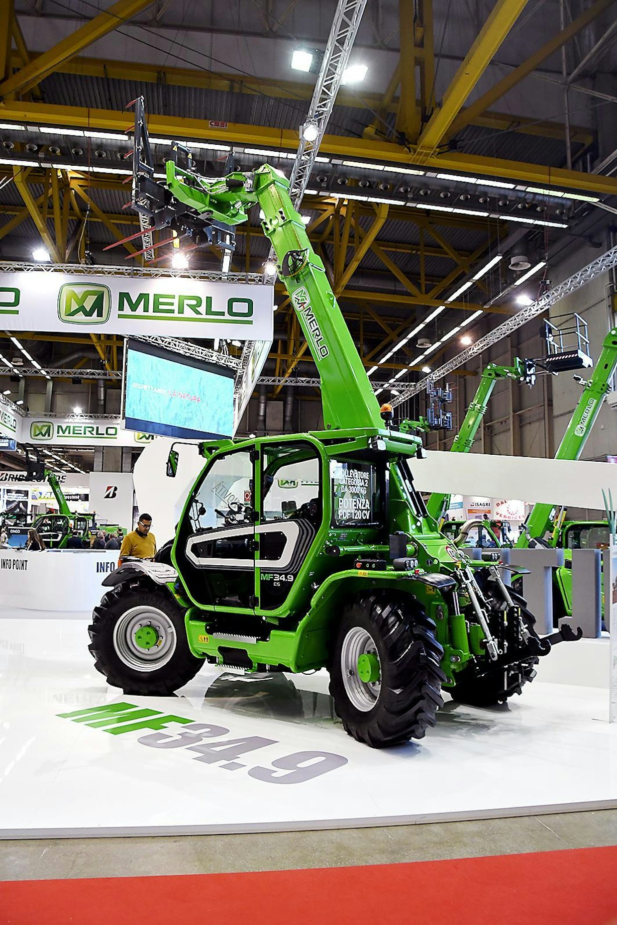 Merlon uutuusmalli MF34.9 on maatalousmallin kurottaja, jonka omapaino on 7 900 kg ja suurin nostovoima 3 500 kg. Maksimi nostokorkeus kaksijatkeisella puomilla on 9 m, voimaa tuottaa 100 kW:n Deutz. Suurin nopeus tiellä on 40 km/h ja traktoriluokka T1a. (SN)