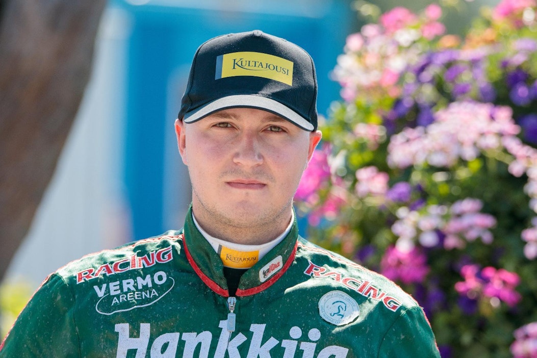 Hannu Torvinen ohjastaa vihjerivin toista varmaa Stonecapes Queilaa.