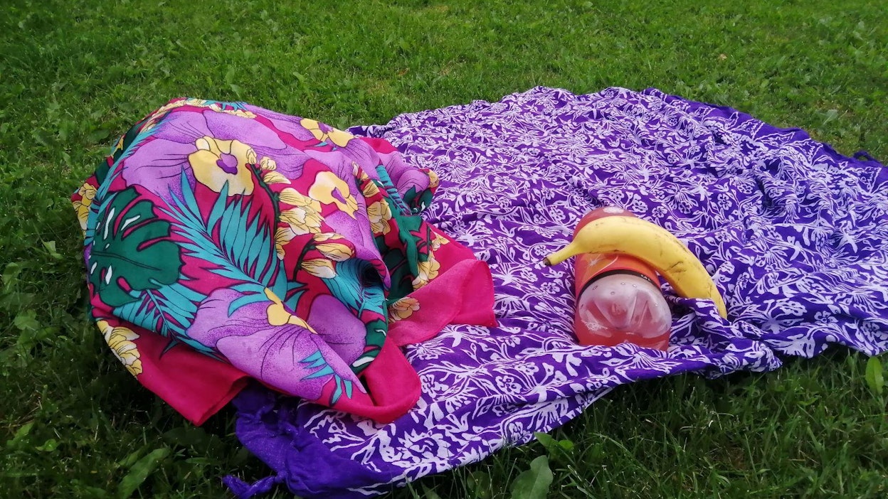 Ohuista puuvillakankaista on matkalla moneksi. Tällä kertaa violetti kangas päätyi alustaksi ja värikkäästä liinasta tuli improvisoitu tyynyliina.