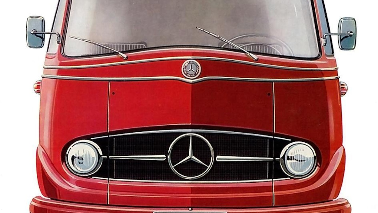 Mercedes-Benzin ensimmäinen raskas pakettiauto oli vuonna 1955 esitelty L 319. Sen kuormatila oli kookkaampi ja kantavuus suurempi kuin esimerkiksi Volkswagen Transporterissa (T1 ja T2) tai Ford Taunus Transitissa. Lähin vastaavankokoinen saksalainen kilpailija oli Opel Blitz. Mainosesite kertoo, että L 319 on hyvin nopea ajoneuvo, sillä sen nelisylinterinen bensiinimoottori antaa sille erinomaisen kiihtyvyyden ja suuren huippunopeuden. 2,2-litraisen bensiinimoottorin teho oli 78 hv. Toinen moottorivaihtoehto oli 2-litrainen 55 hv:n OM 621 -diesel.