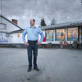 Juha Taittonen avaa Kylänpään kyläkaupan kuudelta aamulla. Jatkossa samaan on mahdollisuus myös suurilla marketeilla. Johannes Tervo