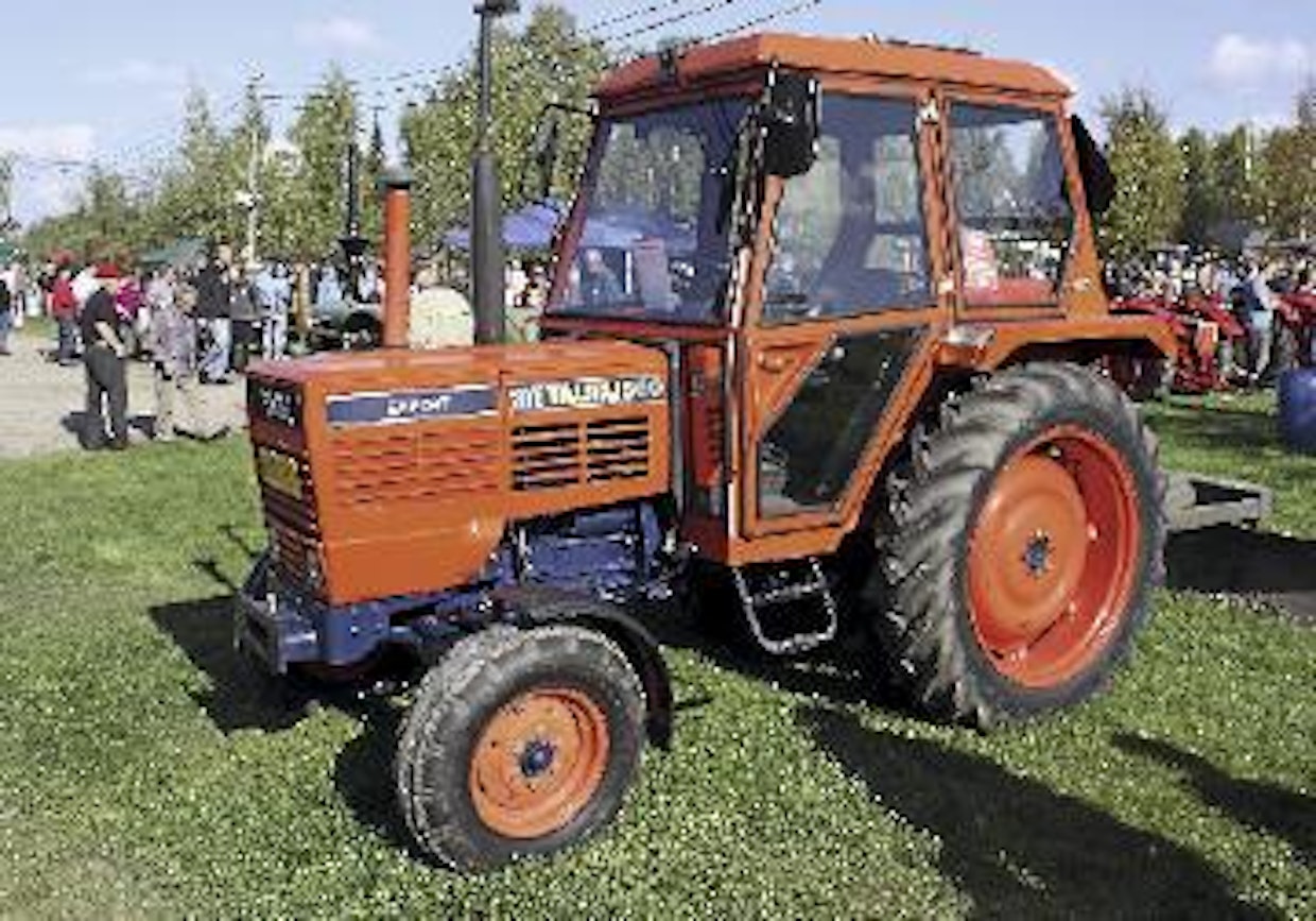 E-liike palasi traktorimarkkinoille 20 vuoden tauon jälkeen vuonna 1983, jolloin se aloitti italialaisen Same-traktorin maahantuonnin. Suomen markkinoilla Same oli uusi merkki, mutta muualla Euroopassa vanha tuttu. Ensimmäinen Cassani-traktori valmistui jo 1920-luvun lopulla. Neljästä tänne tuodusta Same-mallista pienimmän Taurus 60:n sai myös takavetoisena. Ilmajäähdytetty 3-pyttyinen Taurus on 60-hevosvoimainen ja painaa 2 620 kg. (Riihimäki)
