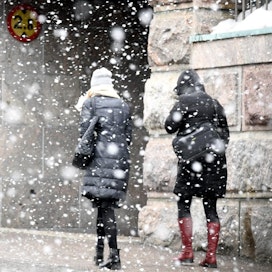 Maanantain lumisateet ovat tällä tietoa saapumassa paloittain eli sateessa saattaa välissä olla taukoja. Lehtikuva / Heikki Saukkomaa