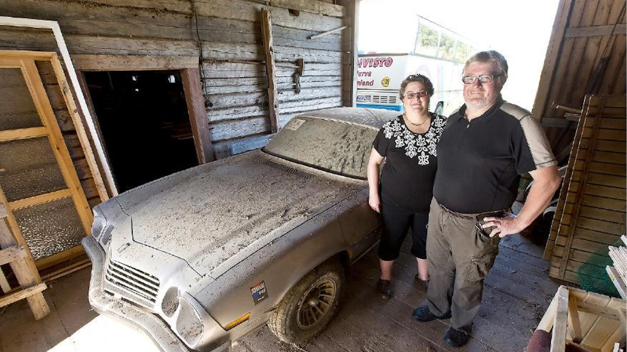 Nuori Jukka Kivineva lähti Amerikkaan opiskelemaan. Kotiin hän oli päättänyt tuoda auton. Chevrolet Camaron lisäksi mukaan tarttui vaimo Elouisa Kivineva. Kuva: Rami Marjamäki