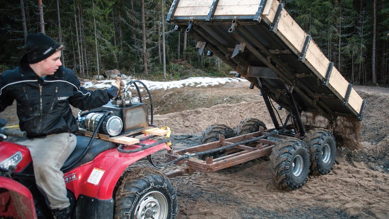 Mönkijän peräkärry on tehty metsäkärryn päälle. Hallintavivut ovat siellä missä niitä tarvitaan.