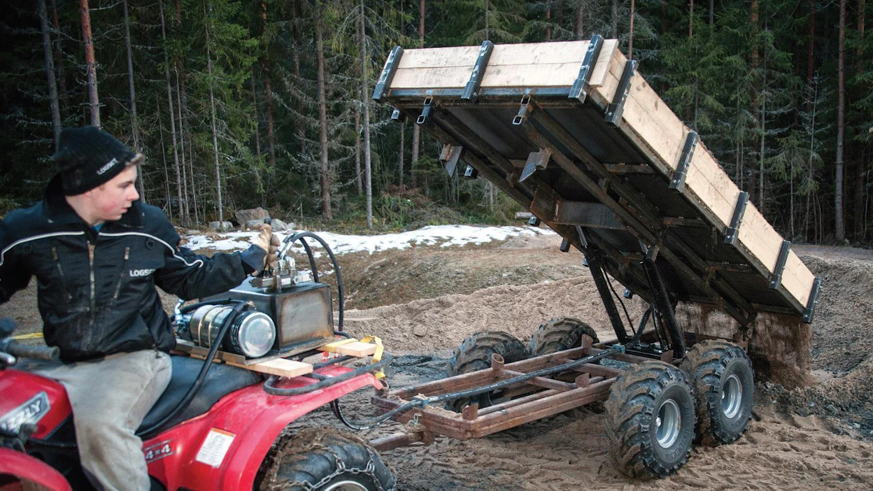 Mönkijän peräkärry on tehty metsäkärryn päälle. Hallintavivut ovat siellä missä niitä tarvitaan.