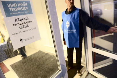 Ennakkoäänestyspaikkoja on yli 2 500 ympäri maata. Lähimmän äänestyspaikan voi tarkistaa seurakuntien verkkosivuilta tai valtakunnalliselta vaalisivustolta.