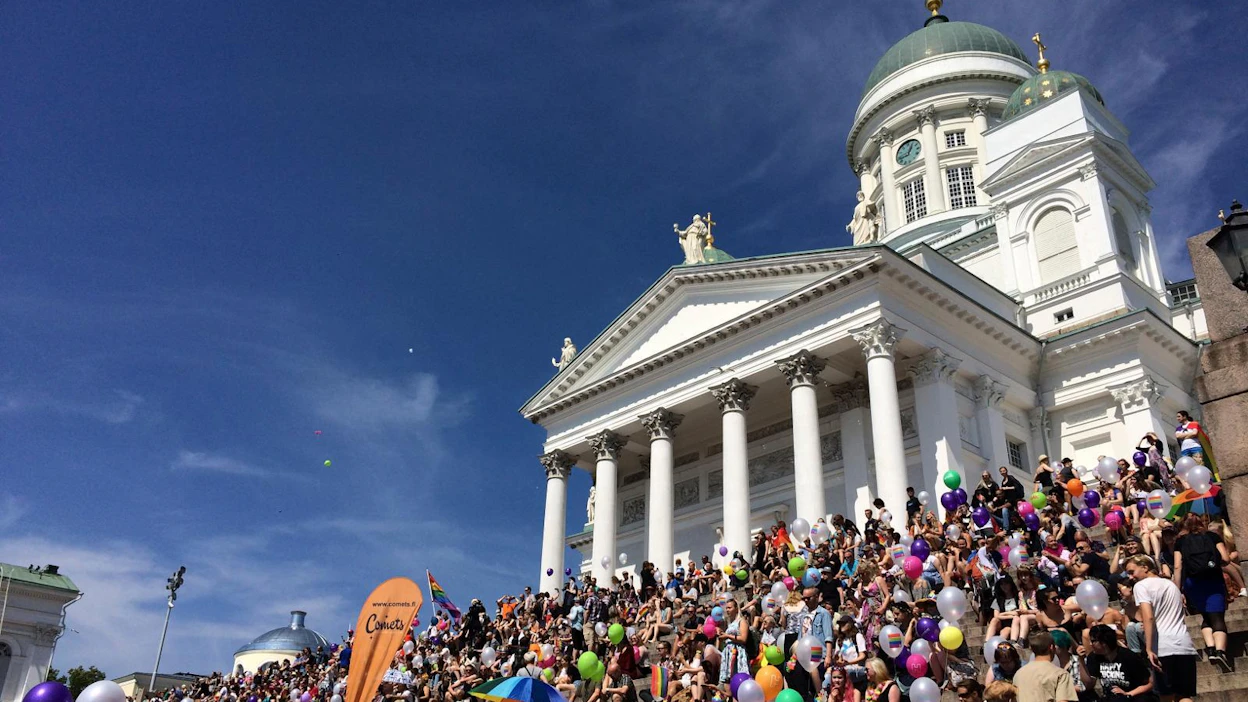 Vuonna 2016 Helsinki Priden kulkueeseen osallistui 35 000 ihmistä. Kävijämäärä on melkein kolminkertaistunut verrattuna vuoden 2018 kulkueeseen, johon osallistui noin 100 000.