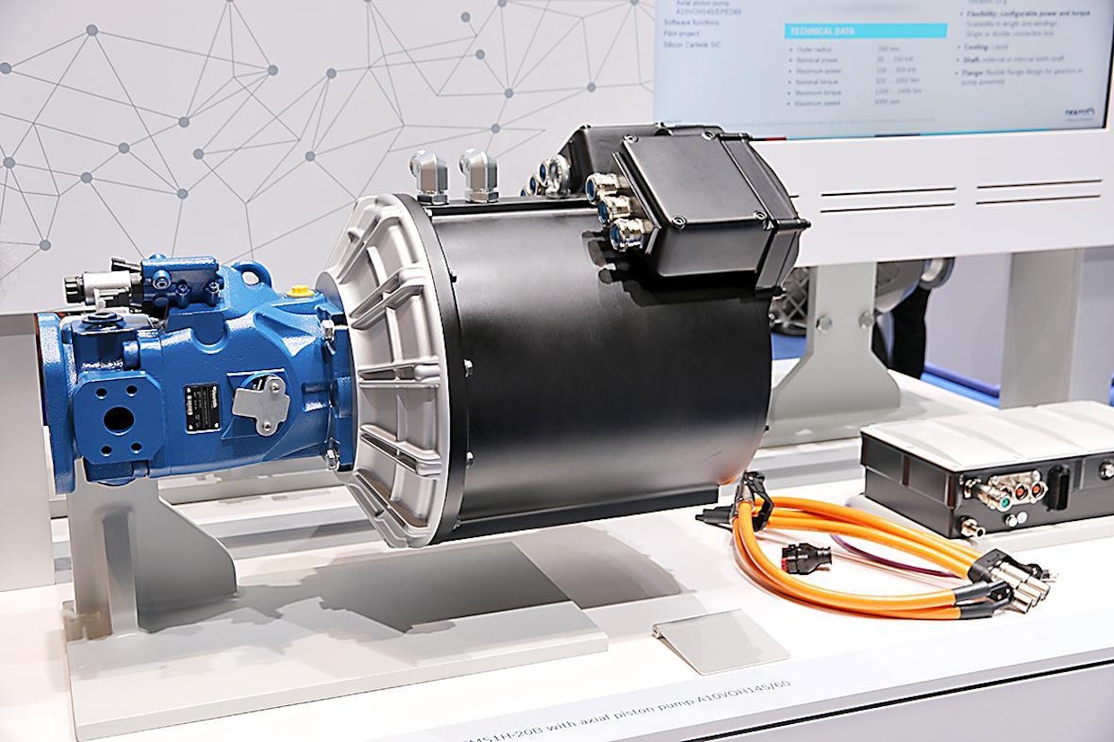 Hydrauliikan tuoton säätö yksinkertaistuu ja nopeutuu, kun monimutkaisen työkoneen jokaista pumppua pyöritetään omalla sähkömoottorilla eikä yhteisellä dieselmoottorilla. Kuvassa Rexrothin sähkömoottorin ja pumpun yhdistelmä. (UO)