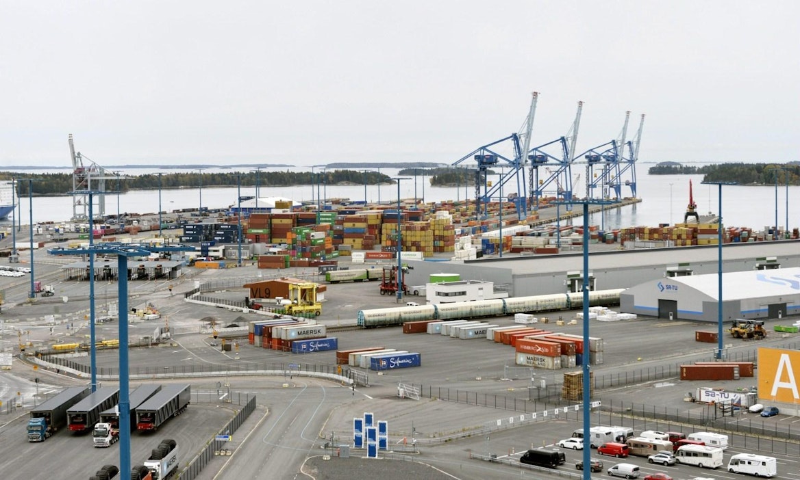 Ylityö- ja vuoronvaihtokiellot alkavat muun muassa satamissa.