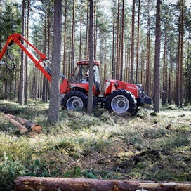 Jämsäläisen metsäkonevalmistaja Nisula Forestin ei ole tarvinnut matkata kauas. Yhtiö juhlii 40-vuotistaivaltaan. Kuvassa uusi N5-harvesteri.