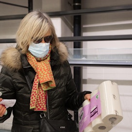 Hengityssuojainten kysyntä sekä sairaala- että siviilikäytössä on kasvanut koronaviruspandemian vuoksi. Se näkyy myös suojainten markkinahinnoissa.
