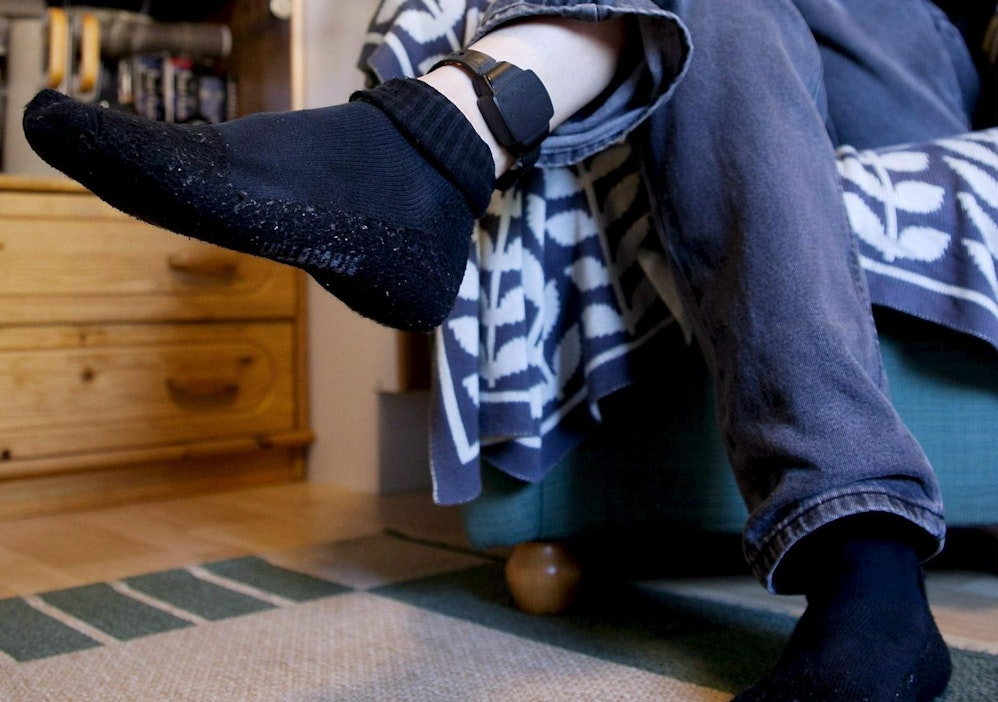 Jalkapantarangaistusta suorittava kotonaan heinäkuussa 2012. LEHTIKUVA / MIRVA HELENIUS