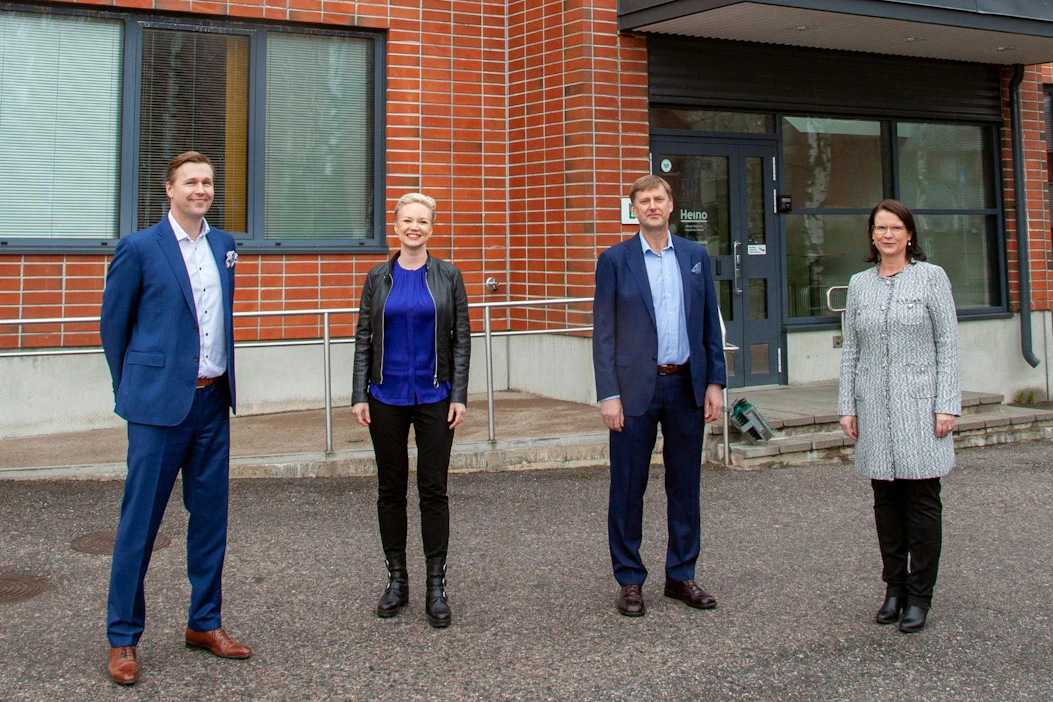 Yrityskaupoilla Valion myyntijohtaja Tuomas Sorri (vas.) ja johtaja Elli Siltala, Tukkuheinon toimitusjohtaja Petri Heino ja Valion toimitusjohtaja Annikka Hurme.