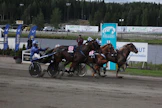 Janne Haapiaisen kirittämä Humiro rynni viime metreillä ohi sisäradan Ellin Sisun / Henri Bollström ja Lumi-Masin / Harri Kotilainen.