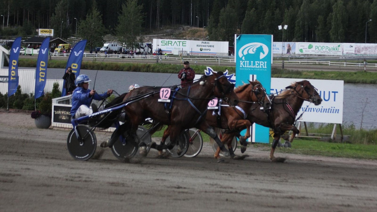 Janne Haapiaisen kirittämä Humiro rynni viime metreillä ohi sisäradan Ellin Sisun / Henri Bollström ja Lumi-Masin / Harri Kotilainen.