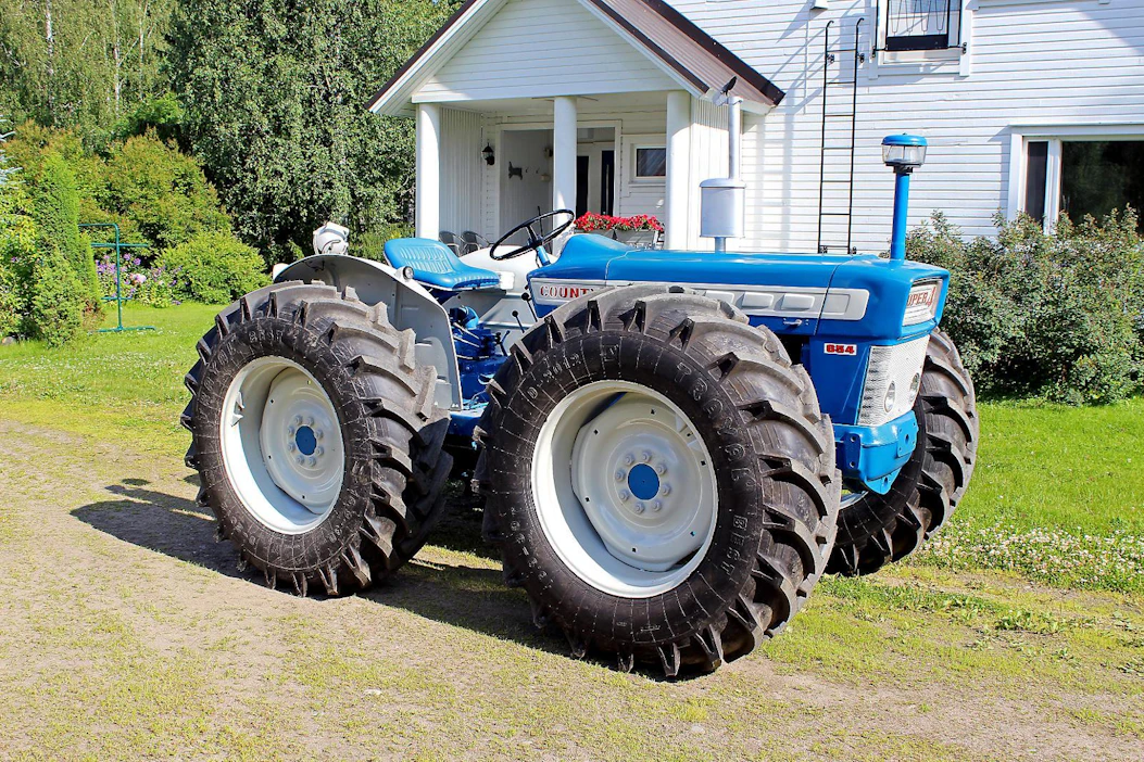 Kuvassa kunnostettu County 654 -traktori. Kuvituskuva.