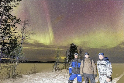 Revontulikyttääjät-ryhmän perustajat Karri Pasanen (vas.), Teemu Saramäki ja Kari Kuninkaanniemi Höytiäisen etelärannalla taivaallisen näytelmän katsomossa. Harrastajat muistuttavat, että lumettomina syysöinä revontulet voivat olla jopa pakkaskelin näytöksiä mykistävämpiä. Kari Kuninkaanniemi