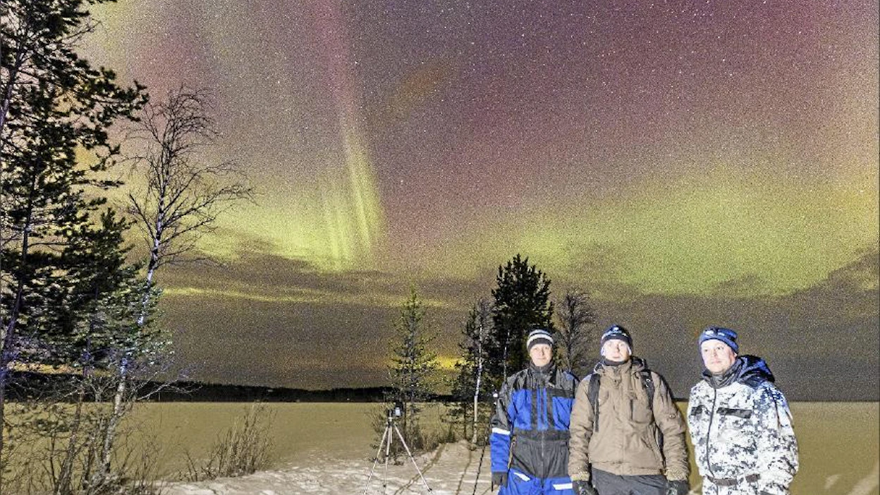 Revontulikyttääjät-ryhmän perustajat Karri Pasanen (vas.), Teemu Saramäki ja Kari Kuninkaanniemi Höytiäisen etelärannalla taivaallisen näytelmän katsomossa. Harrastajat muistuttavat, että lumettomina syysöinä revontulet voivat olla jopa pakkaskelin näytöksiä mykistävämpiä. Kari Kuninkaanniemi