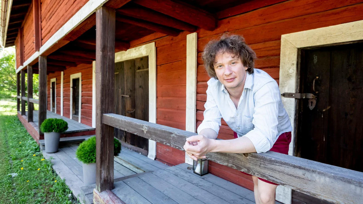 Santtu-Matias Rouvali toimii Tampere Filharmonian ylikapellimestarina ja taiteellisena johtajana sekä Göteborgin sinfoniaorkesterin ylikapellimestarina.