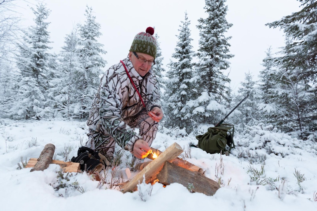Nokipannussa nuotiolla valmistuu höyryävä römpsäkahvi.