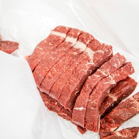 Suomalaisista yli puolet ei haluaisi liha- ja maitotuotteille haittaveroa.
