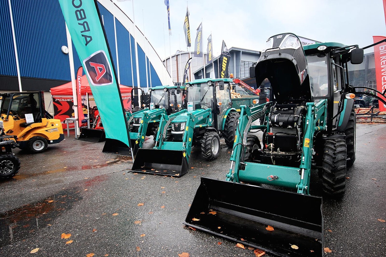 Kiinalaiset Arbos-traktorit ovat uusi tulija Suomen markkinoille. Maahantuojana toimii Motor Power Finland, valikoimiin kuuluu kolme eri tehoista (25–50 hv) ohjaamolla varustettua mallia. Asiakaskuntana ovat niin mökkiläiset kuin seurakunnatkin. Traktoreille myönnetään 3 vuoden/2 000 tunnin takuu.