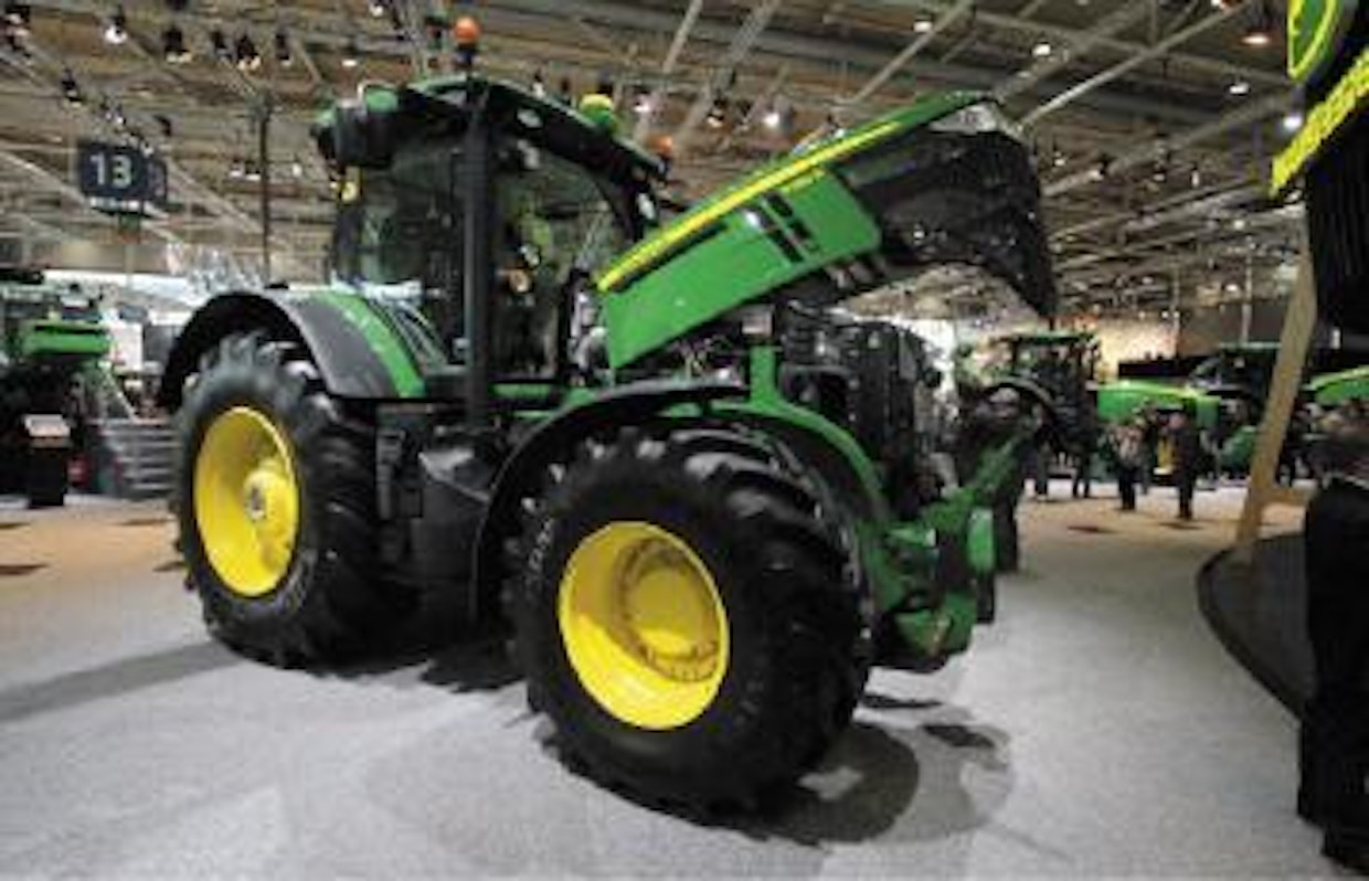 John Deere 7R -malliston moottoreiden nimellistehot ovat 147– 206 kW (200–280 hv), lisäteho kasvattaa lukemia noin 20 kW:llä. Moottorin jäähdytysteho säätyy tarpeen mukaan, sillä automatiikka säätää tuuletinta pyörittävän sähkömoottorin pyörimisnopeutta. 7R-traktorin toimintoja ohjataan uudella Green Star 3 CommandCenter -kosketusnäytöllä, joka on sijoitettu oikeaan kyynärnojaan. Voimansiirtona on joko 50 km/h portaaton tai uusi powershift-vaihteisto. (UO)