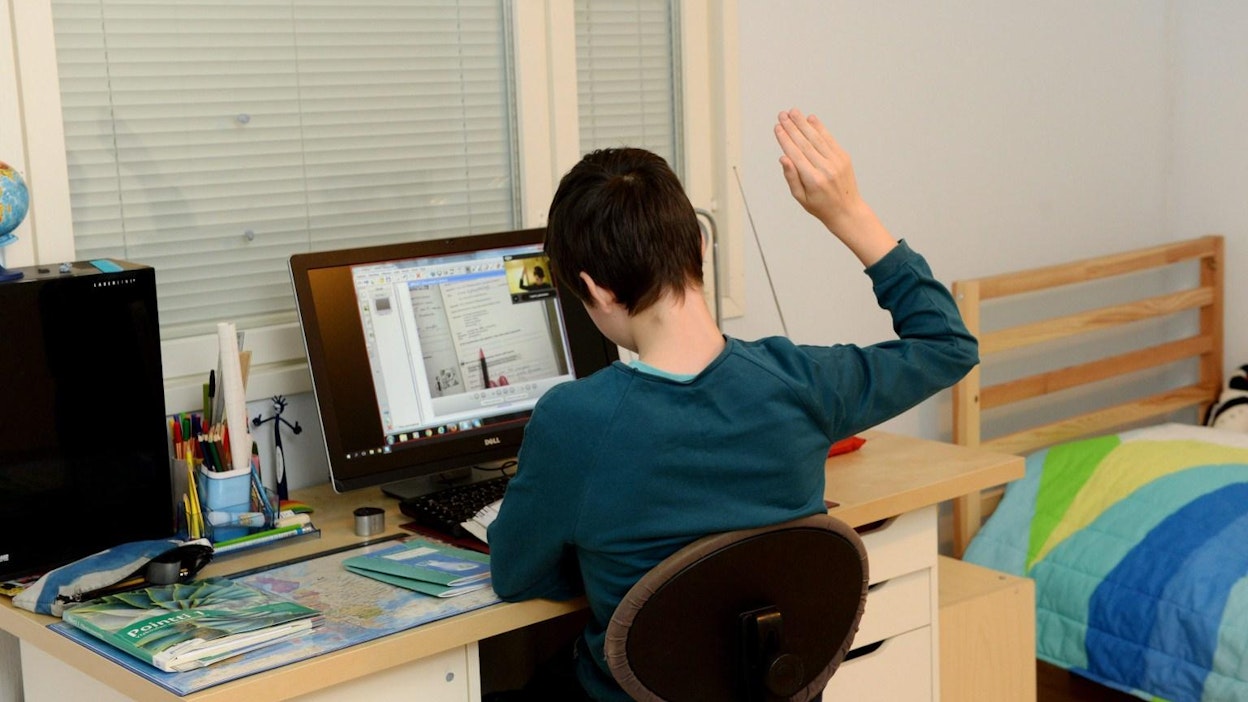 Etäopiskelu voi tapahtua skypen avulla.