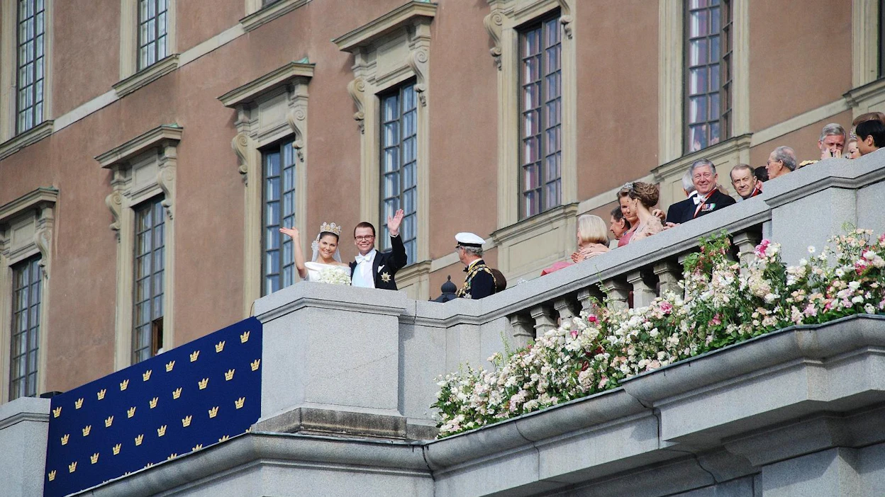 Kruununprinsessa Victoria ja prinssi Daniel tervehtivät kansalaisia. Kuva on vuodelta 2013.