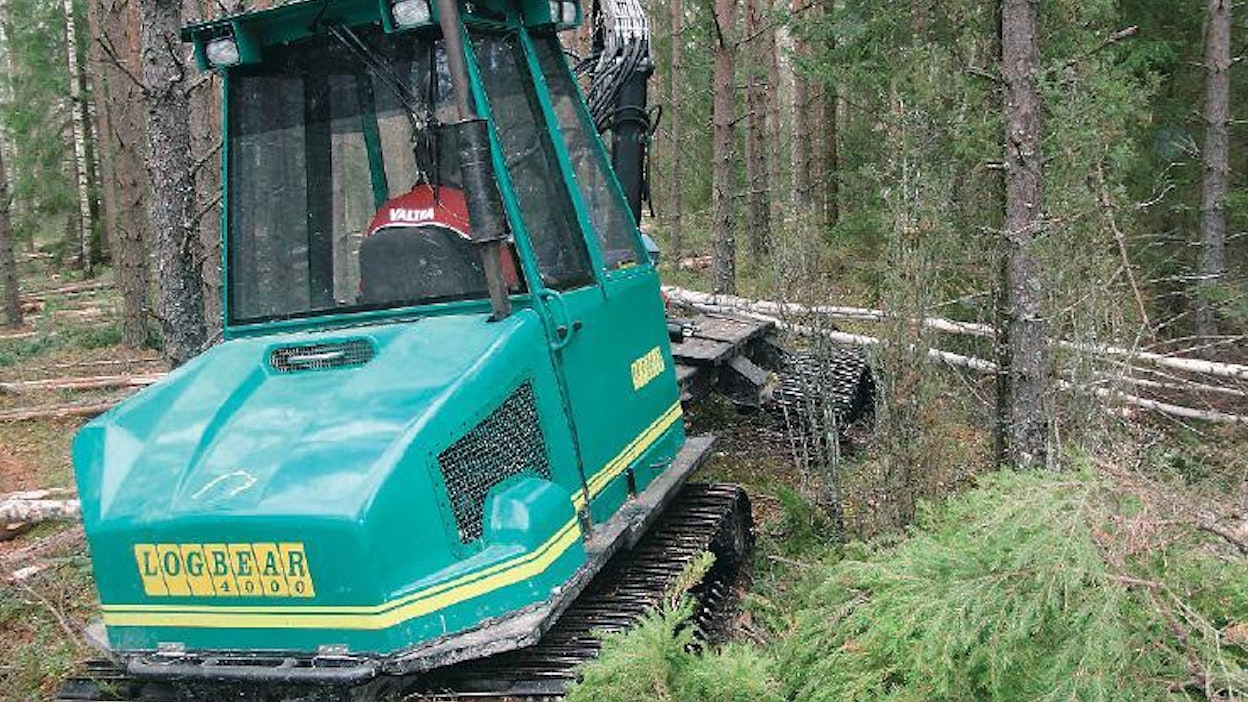 Vaskiolaiselle urakoitsija Osmo Kolille tämä "päivitetty" Logbear on jo toinen saman merkin yhdistelmäkone. Edellinen oli käytettynä ostettu, ja lähti vaihtoon noin 7000 käyttötunnin iässä. Uuden koneen lisääntynyt teho ja parannettu telarakenne ovat kuulemma nostaneet koneen tuotosta. Tehoeron tuntee selvimmin hakkuutyössä.