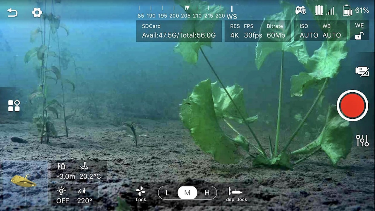 Kännykän näytöltä voi tarkastella mm. sukellussyvyyttä ja veden lämpötilaa. Drone pystyy kuvaamaan 4K UHD -tasoista videokuvaa, jota voi striimata reaaliajassa.